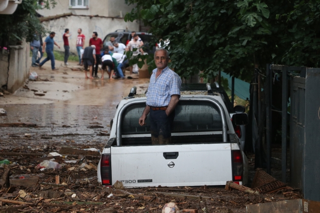 Bursa'da sağanak su baskınlarına neden oldu
